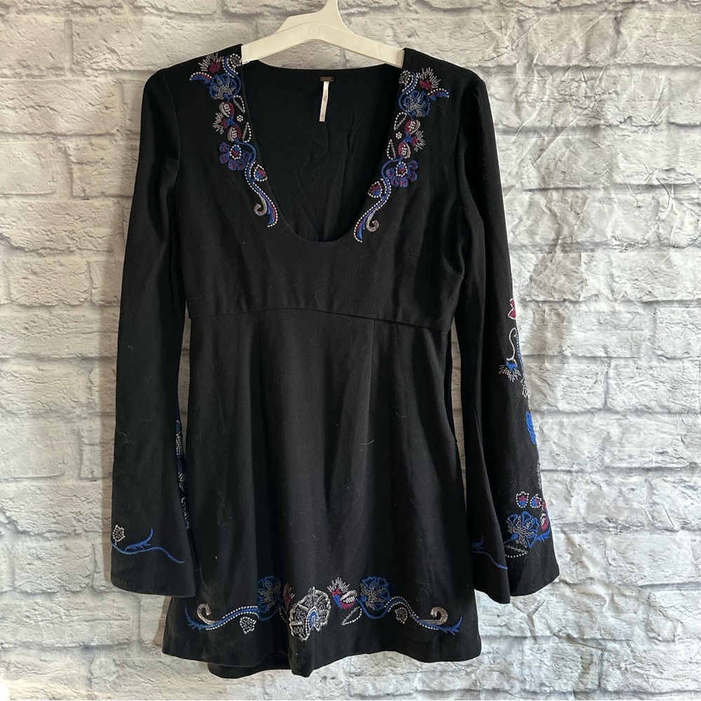 PREOWNED FREE PEOPLE HOLIDAY FOLK BLACK MINI BELL SLEEVE DRESS WOMENS SIZE 4